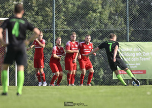 Bild vom Heimspiel gegen SG Ehrenberg Matchwinner Sascha Hasenauer führt einen Freistoß aus